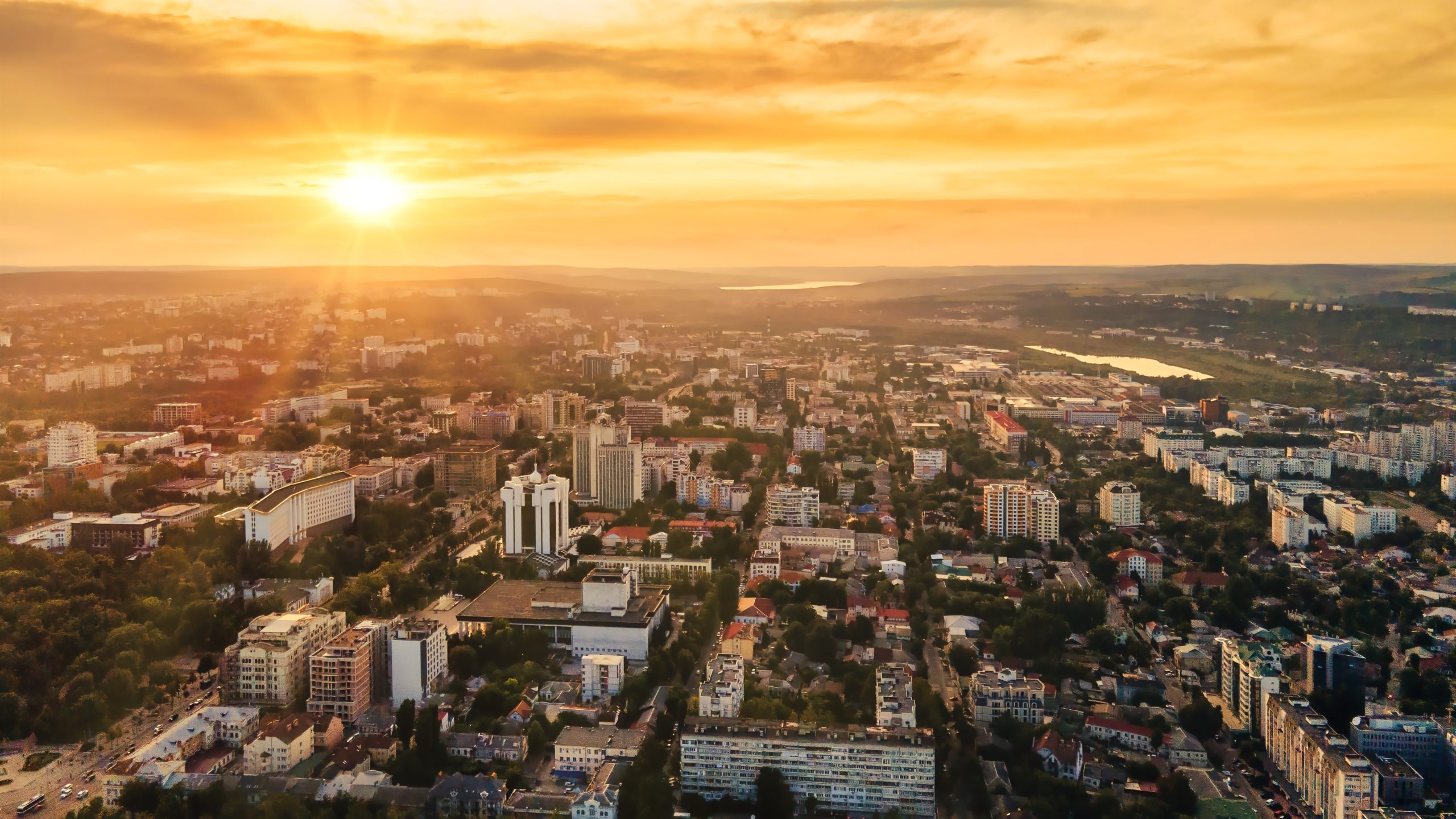 vista aerea do drone do centro de chisinau vista panoramica de varias estradas de edificios scaled