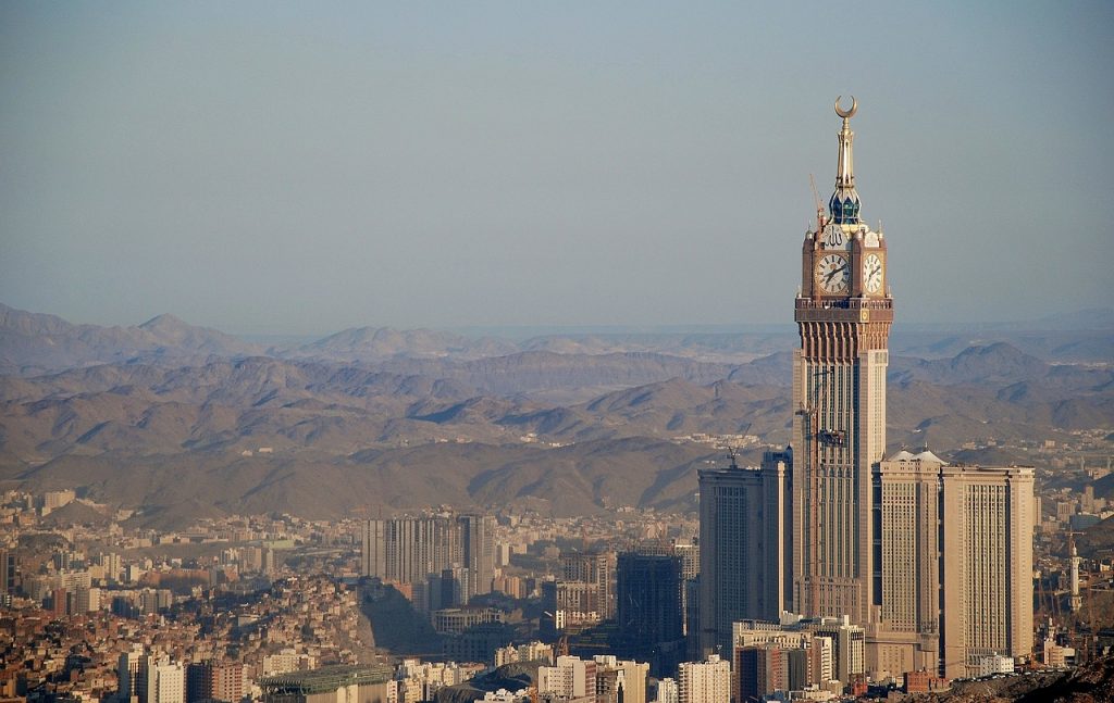 Explore os encantos de Meca, desde a imponente Grande Mesquita até as maravilhas da Kaaba.