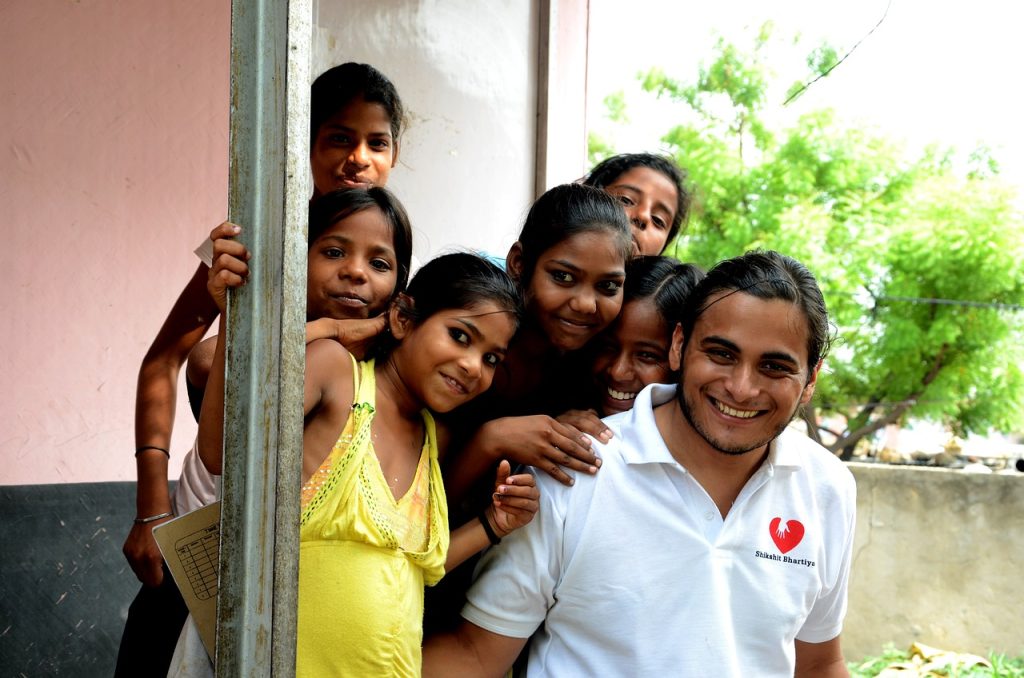 São muitas as opções de viagens de voluntariado espalhadas pelo mundo todo.