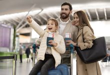 familia feliz de tiro medio no aeroporto