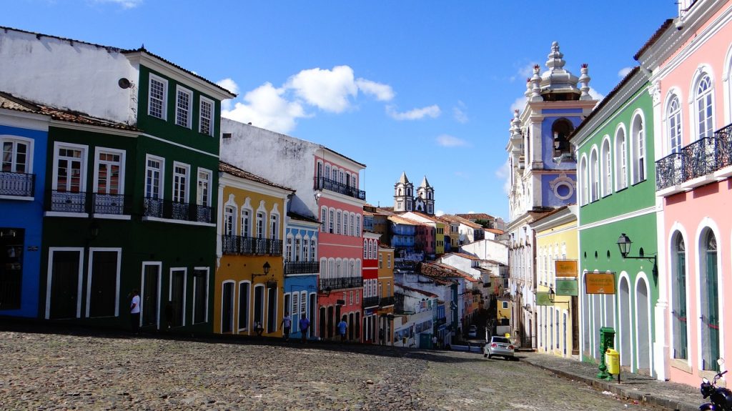 Não dá para falar nos príncipais pontos turísticos de Salvador, sem começar pelo mais famoso deles: O pelourinho e suas cores.