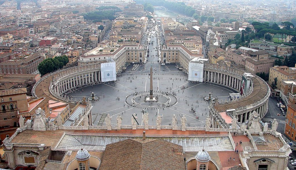 Conhecer o Vaticano com o auxílio de um guia é uma possibilidade de desvendar em detalhes as histórias guardadas por trás dos muros da cidade.