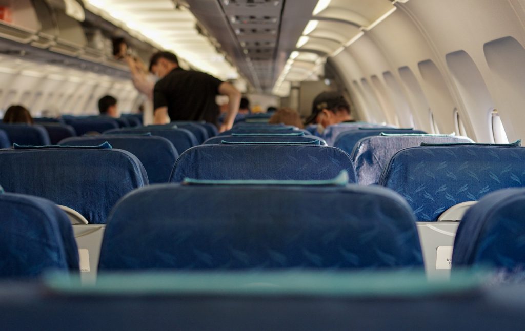 Dicas essenciais para viajar com bebês de avião e garantir conforto.