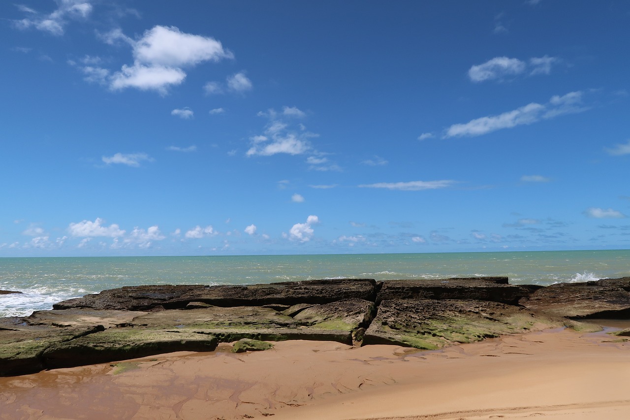 Descubra as belezas naturais e a cultura vibrante de Caraíva, Bahia, um verdadeiro paraíso escondido.