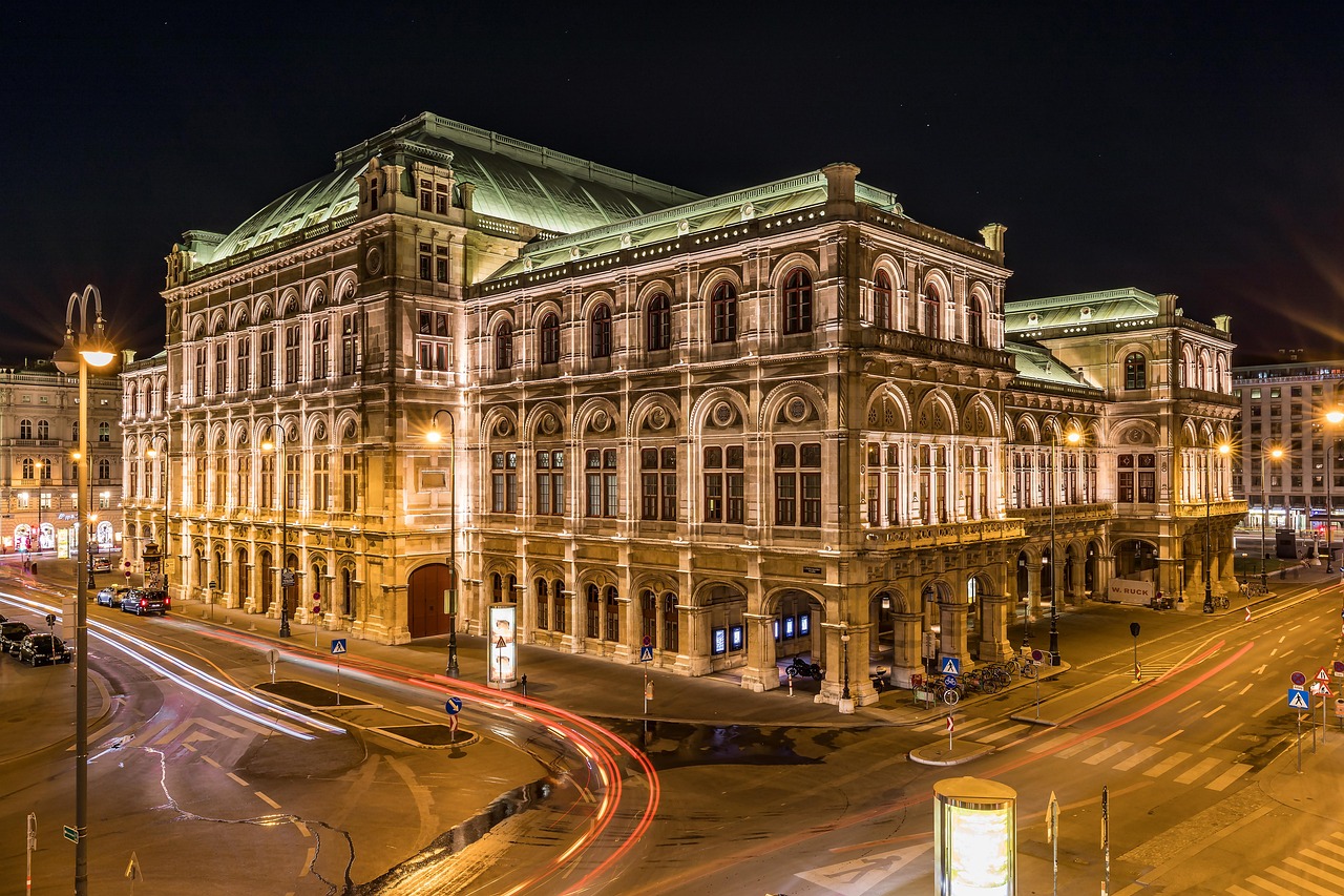 Ópera Estatal, um dos principais pontos turísticos de Viena. Explore a rica história e cultura da capital Austríaca.