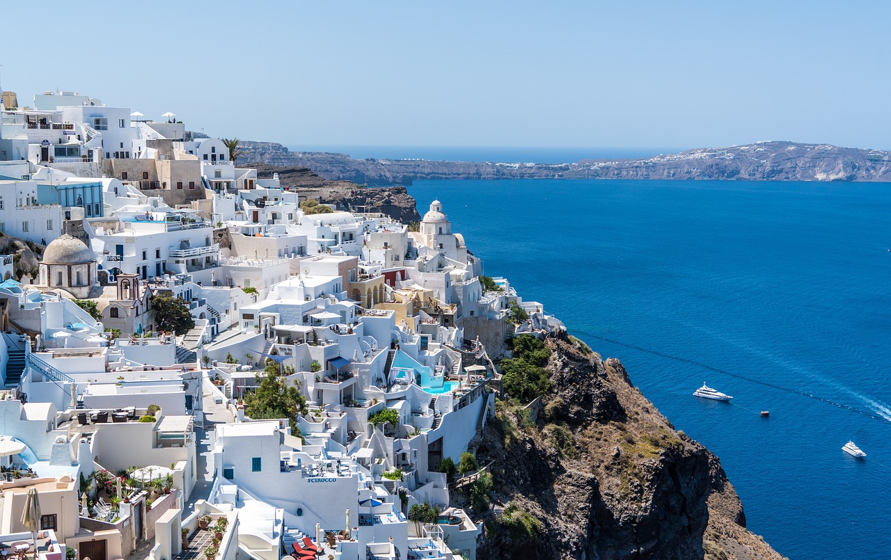 Caminhada de Fira a Oia: Descubra os passeios imperdíveis em Santorini e viva a beleza do Egeu.