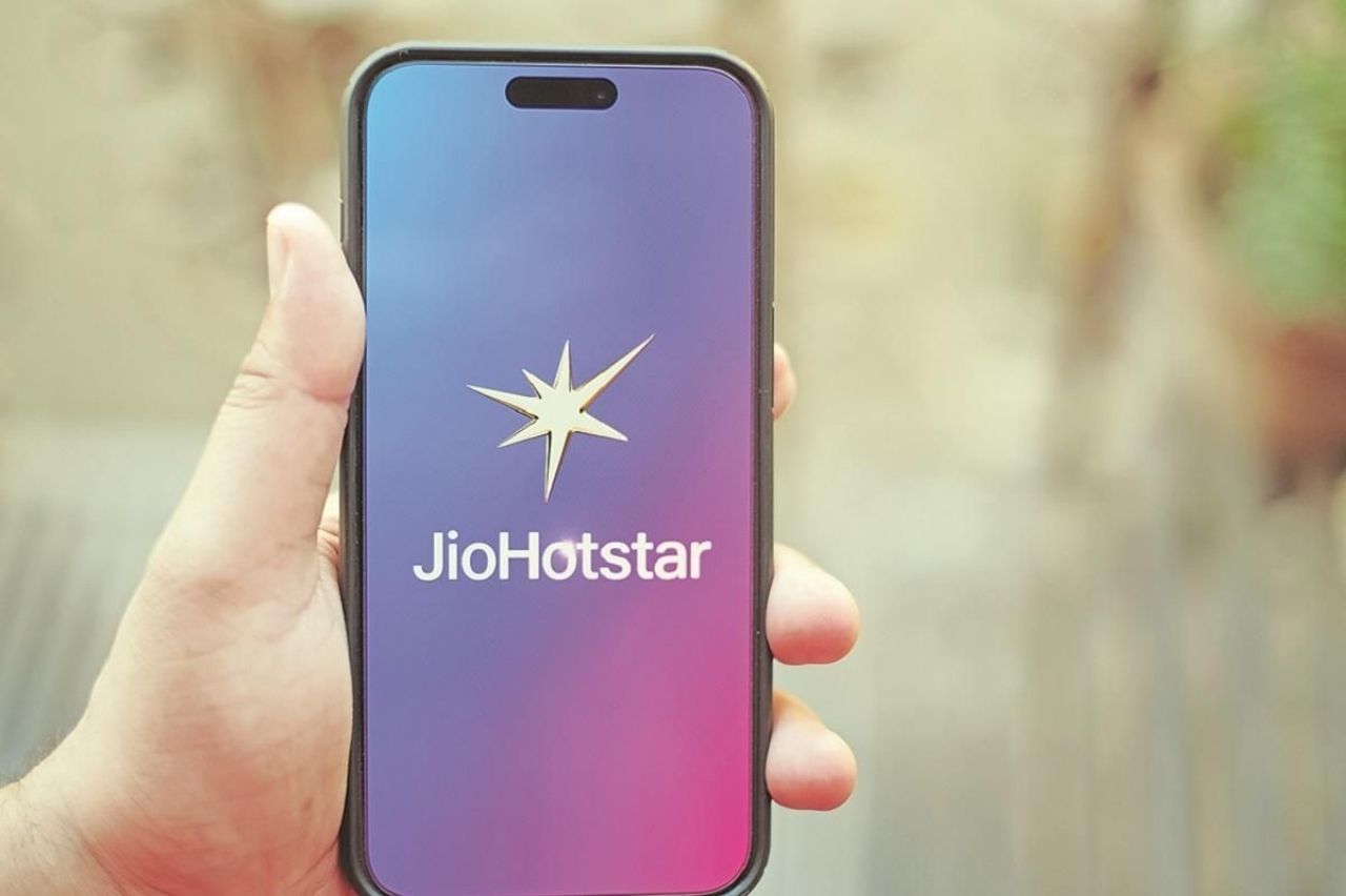 Smartphone exibindo o aplicativo JioHotstar na tela, exemplo de plataforma usada para assistir críquete no celular de forma prática e online.