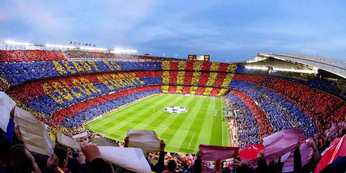 Destinos Turísticos para Quem Ama Futebol 1 Destinos turísticos para quem ama futebol: torcida do Barcelona lota o Camp Nou com mosaico vermelho, azul e amarelo em noite de Champions League