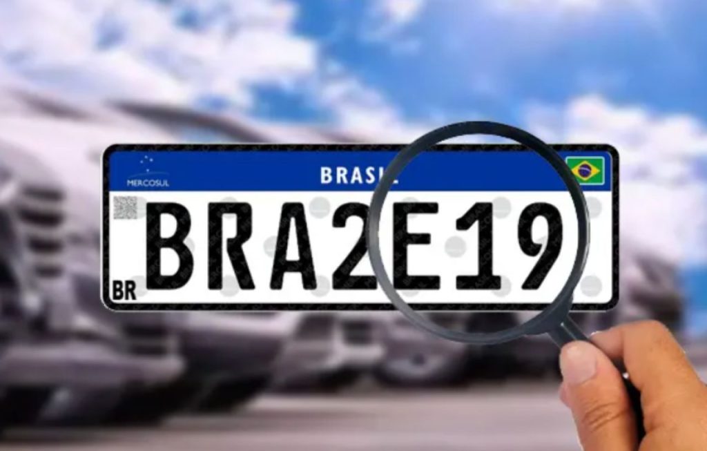 Aplicativo para consultar placa de carro: descubra os melhores 7 Placa de carro brasileira ampliada por uma lupa, simbolizando o uso de aplicativo para consultar placa de carro e verificar informações veiculares