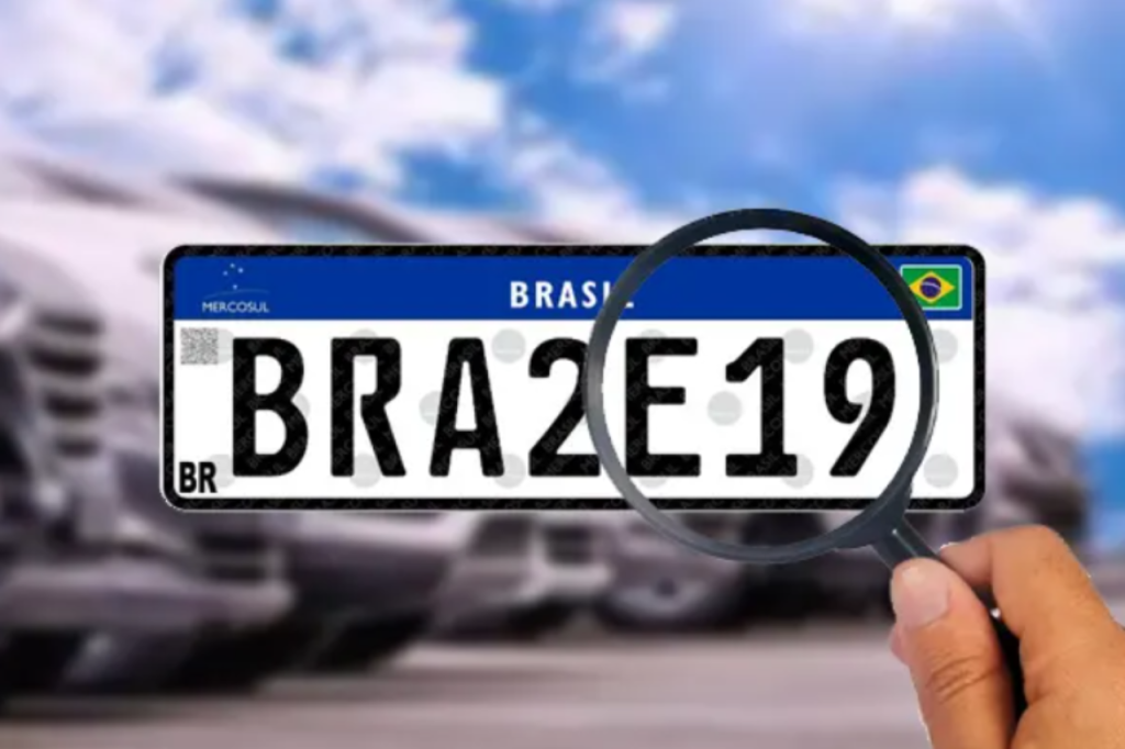 Placa de carro brasileira ampliada por uma lupa, simbolizando o uso de aplicativo para consultar placa de carro e verificar informações veiculares
