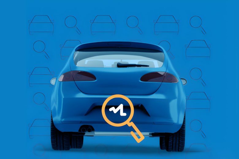 Como Consultar Informações do Veículo de Forma Simples e Segura 1 Imagem de um carro azul visto por trás com uma lupa sobre a placa, simbolizando a consulta e verificação de informações do veículo de forma detalhada e segura.