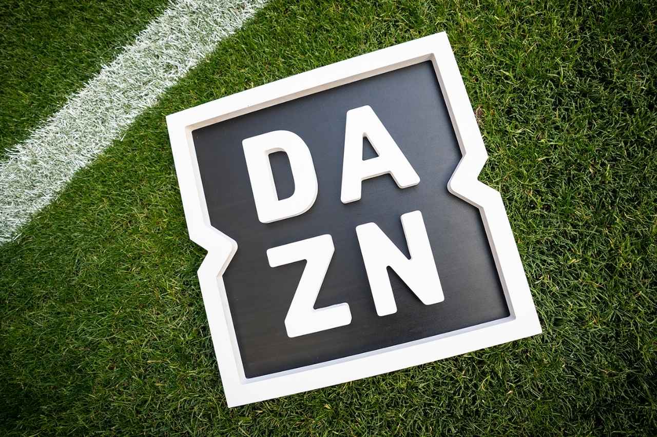 Logo do DAZN aplicado sobre gramado de futebol, simbolizando o DAZN Grátis como plataforma de streaming esportivo com acesso a conteúdos e transmissões ao vivo.