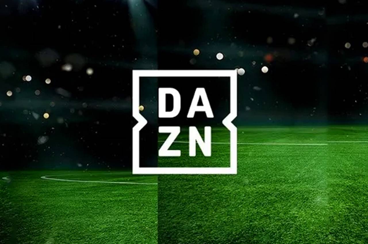 Logo do DAZN sobre campo de futebol iluminado, representando o DAZN Grátis como opção para assistir conteúdos esportivos e partidas ao vivo de forma acessível.
