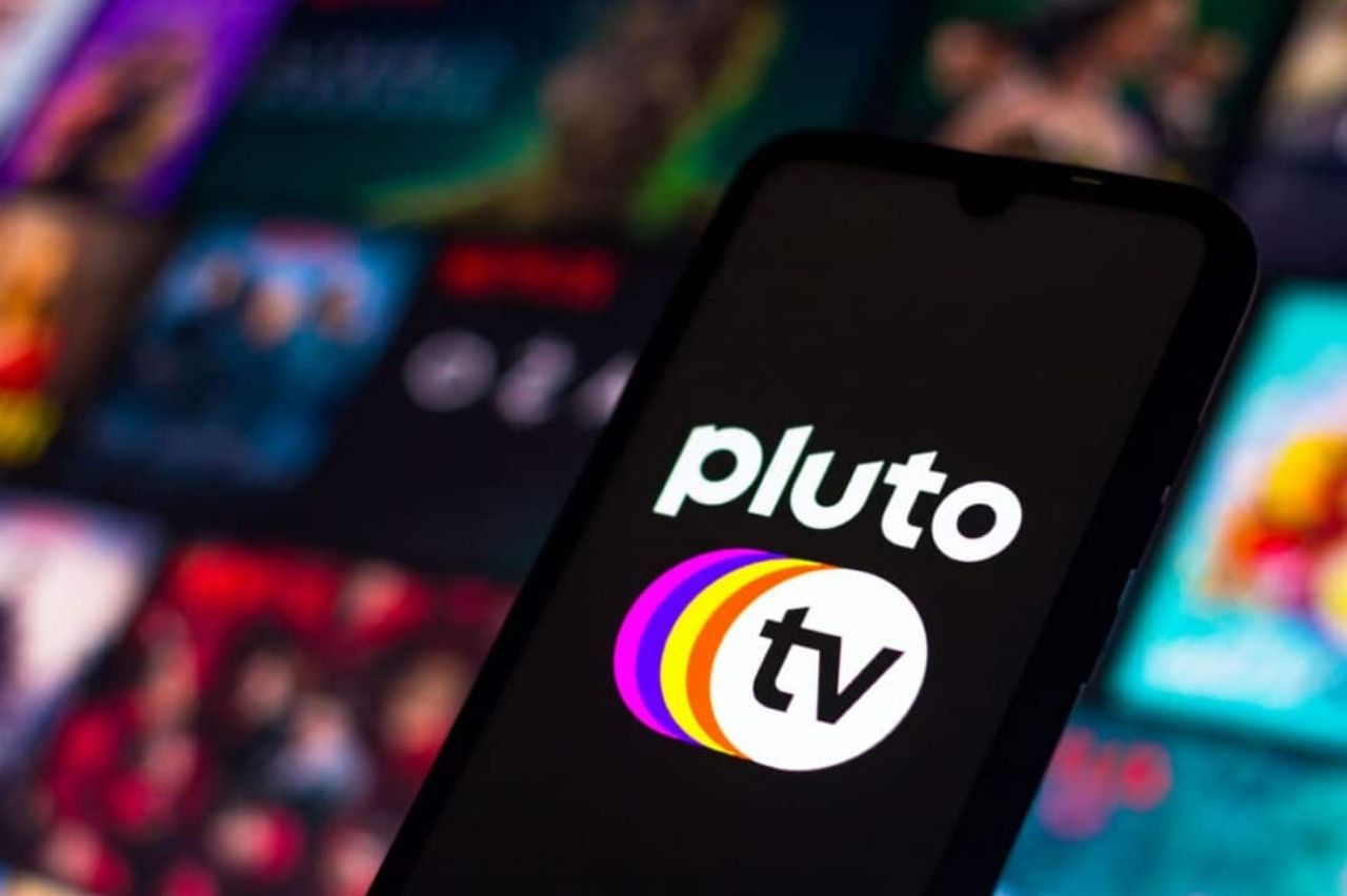 Os melhores aplicativos gratuitos para assistir futebol internacional no celular em 2026 4 Aplicativo Pluto TV exibido em smartphone, representando uma opção gratuita para assistir futebol pelo celular com canais esportivos e conteúdos ao vivo.